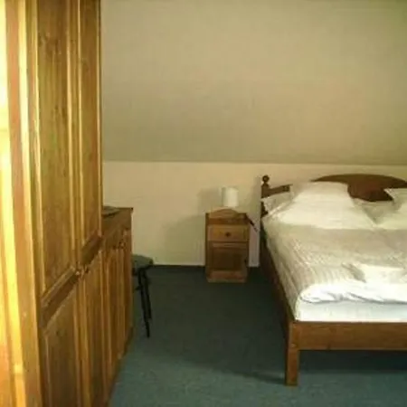 فندق مبيت وإفطار Benyei Fogado Panzio Es Etterem